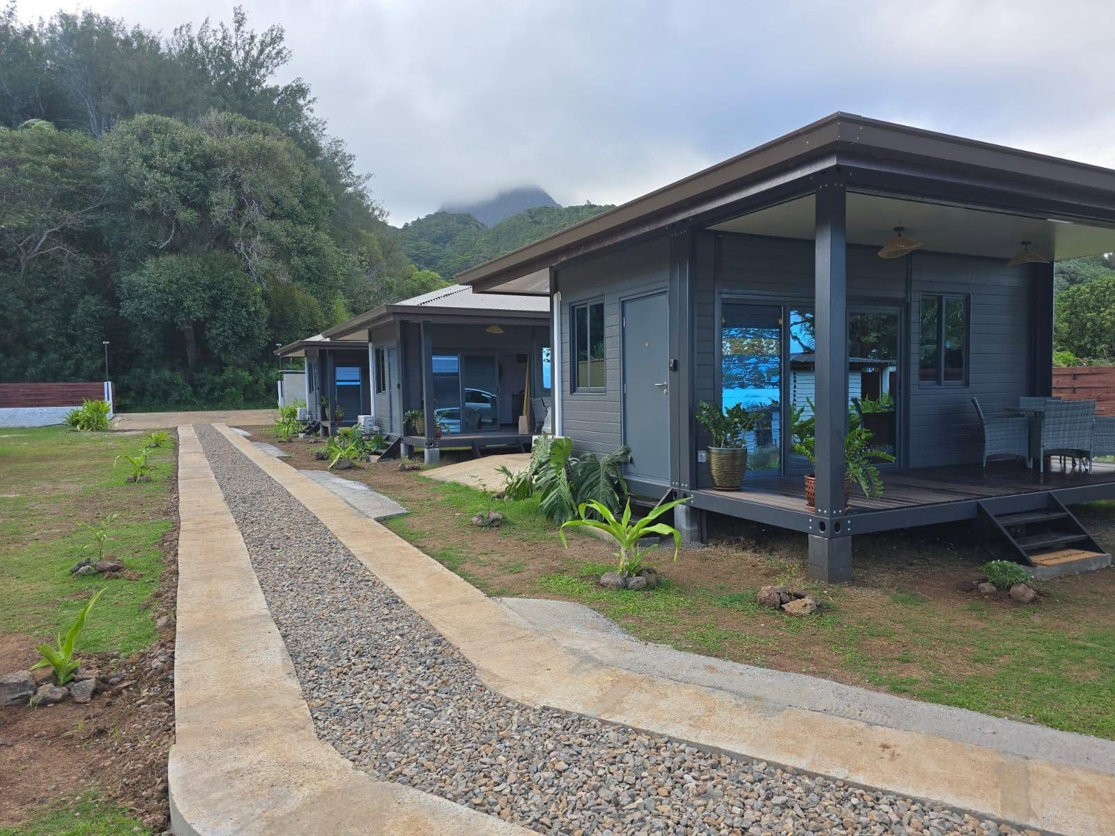 Les bungalows gris au toit sombre le long de l'allée du jardin